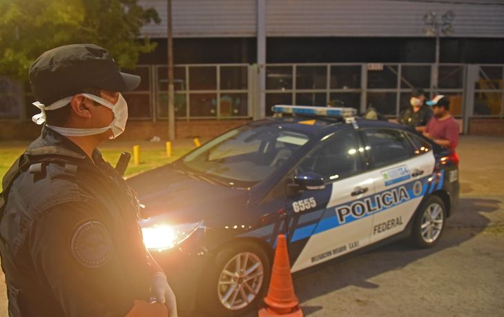 Personal de la Polic&iacute;a Federal Argentina realiza controles de cumplimiento de la cuarentena por coronavirus en Rosario