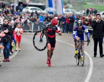 Se le rompió la bici y su rival no quiso pasarlo