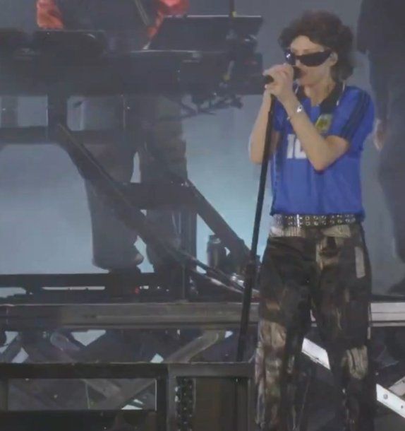 Emily Armstrong comenzó el show de Linkin Park en Argentina disfrazada de Diego Maradona