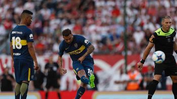 Cardona ya ejecutó un soberbio tiró que se convertirá en gol Cardona ya ejecutó un soberbio tiró que se convertirá en gol