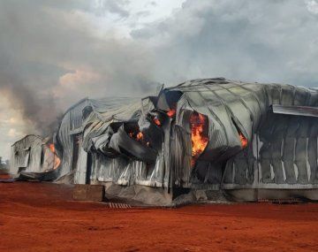 Impactante incendio en depósitos de la yerbatera Playadito