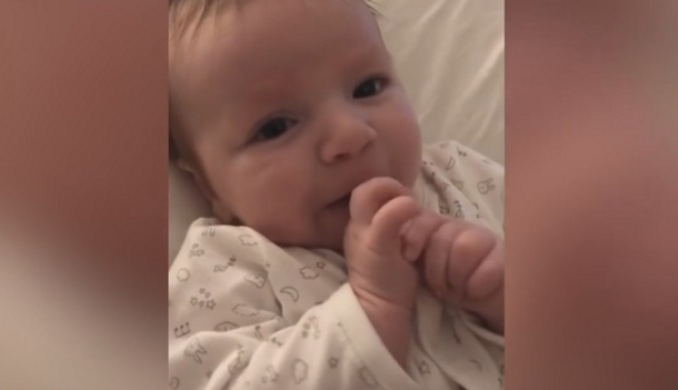 El bebé que a  apenas dos meses de haber nacido le dice hola a su mamá