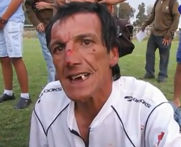 Impresionante agresión a dos árbitros en el fútbol de Chile