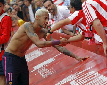 Para imitar: el imperdible gesto que tuvo Neymar con un hincha del rival