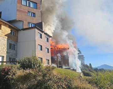 Varias dotaciones de los Bomberos Voluntarios de Bariloche trabajaron intensamente en el lugar para controlar el siniestro.
