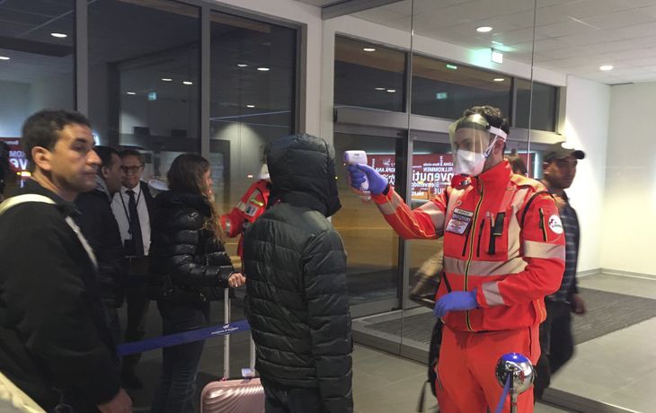 Personal de Sanidad de Fronteras registra la temperatura corporal de quienes viajaron a puntos con alta tasa de contagio de coronavirus
