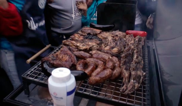 En la previa del partido de Belgrano, un hincha hizo aparecer ¡un asado!