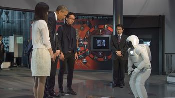 obama jugo al futbol con un robot japones obama jugo al futbol con un robot japones