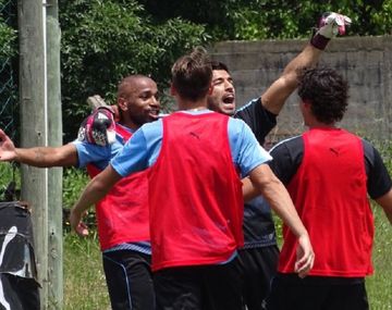 El delantero uruguayo se divirtió en la práctica y se puso el buzo de arquero, donde sorprendió a todos