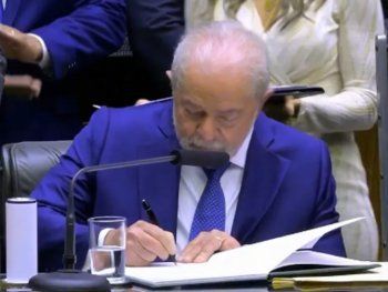 Lula rompió el protocolo y firmó con un bolígrafo con una historia particular