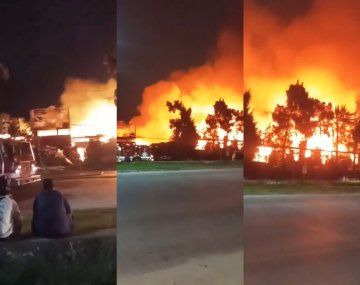 Video: voraz incendio destruyó un depósito de maderas en Esteban Echeverría