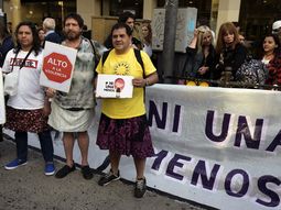 ingeniosa protesta: hombres con polleras marcharon contra la violencia de genero ingeniosa protesta: hombres con polleras marcharon contra la violencia de genero