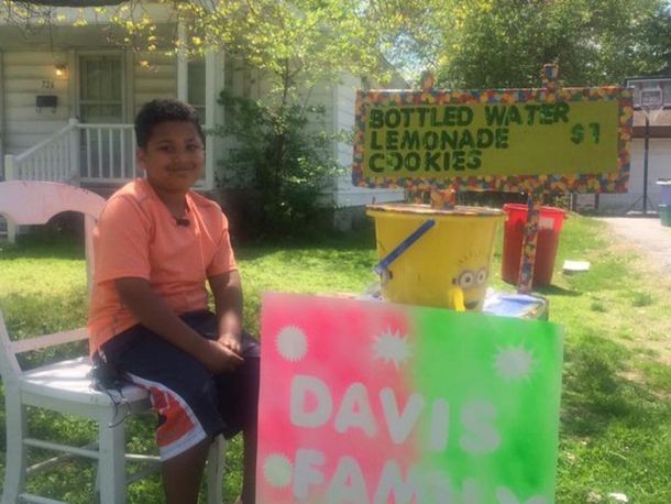 Un niño vende limonada y galletas para pagar su adopción