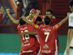 argentinos expone la punta del certamen en su visita a lanus argentinos expone la punta del certamen en su visita a lanus