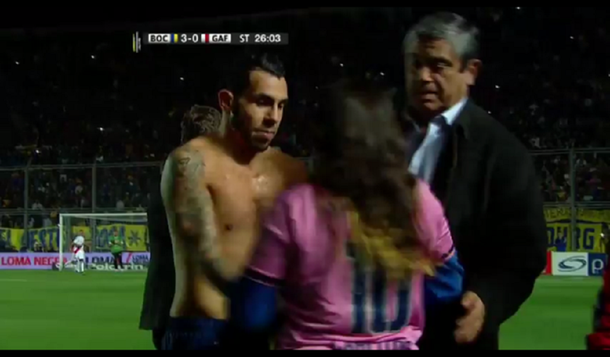 Otro gesto de Tevez: una hincha se metió en la cancha y él le regaló su camiseta