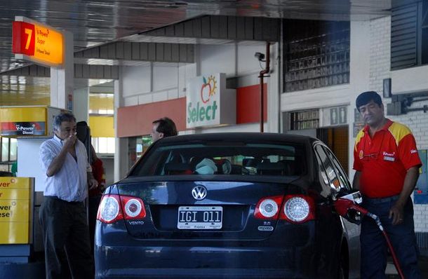 Empresarios y opositores cuestionan el congelamiento de las naftas