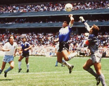 Dalma y Claudia aseguran que no es la camiseta de la mano de Dios la de la subasta