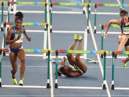 Se llevó puesta una valla y no pudo terminar la carrera