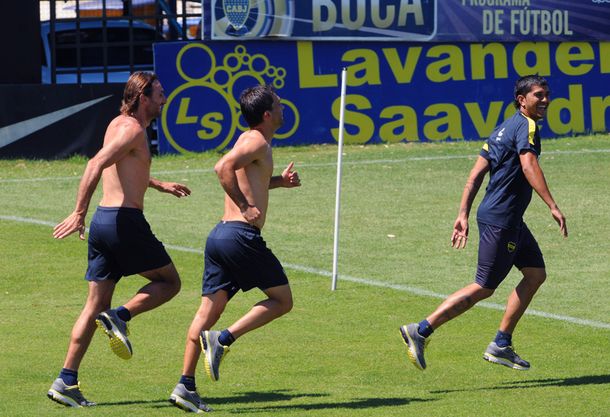 De buen ánimo, los jugadores xeneizes se divierten en el entrenamiento