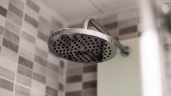 El truco casero para limpiar las mamparas y que queden como nuevas El truco casero para limpiar las mamparas y que queden como nuevas