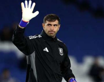 Dibu es baja de último momento en Aston Villa y hay alarma en la Selección