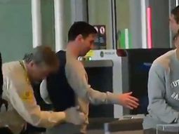 messi fue cacheado entre risas en el aeropuerto de barcelona messi fue cacheado entre risas en el aeropuerto de barcelona