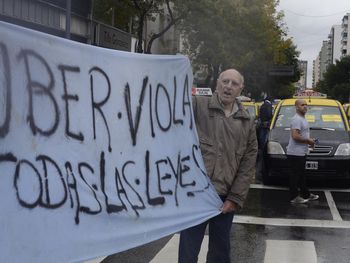 Remiseros presentaron un recurso de amparo contra Uber