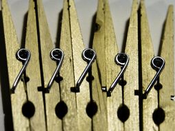 una de las mayores fabricas de broches del pais, en crisis por las importaciones una de las mayores fabricas de broches del pais, en crisis por las importaciones