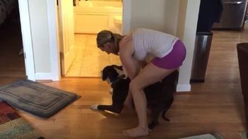 no quiere saber nada: asi tuvo que arrastrar a su perro para poder banarlo no quiere saber nada: asi tuvo que arrastrar a su perro para poder banarlo