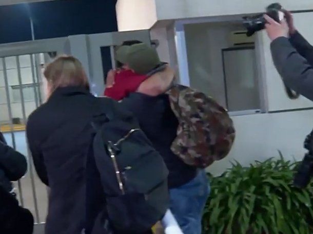 Así fue la llegada a Ezeiza de los argentinos deportados por Estados Unidos