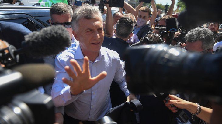 Sin hablar con la prensa y en medio de aplausos militantes, Macri llegó a la indagatoria en Dolores