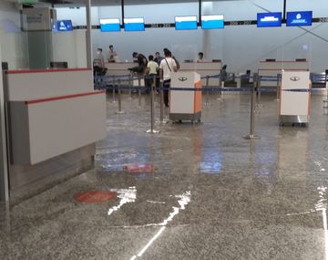 Se inundó el hall y el hangar de Ezeiza: los vuelos salieron igual