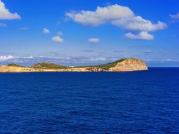 Se vende una isla privada frente a Ibiza en medio del Mediterráneo: ¿cuánto cuesta?
