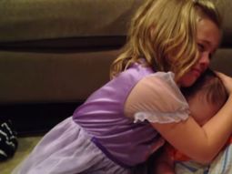 VIDEO: Una nena desconsolada llora al enterarse de que su hermano bebé va a crecer