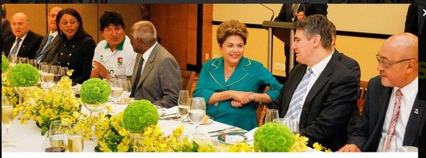 Evo Morales fue al encuentro de presidentes con la camiseta de Bolivia