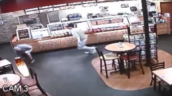 video: policia fuera de servicio frustra un robo en un local de comida rapida video: policia fuera de servicio frustra un robo en un local de comida rapida