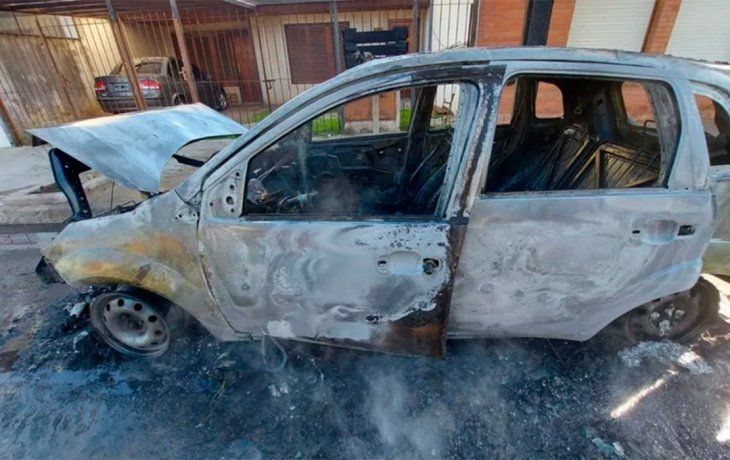 Un auto se prendió fuego en plena calle y quedó con destrucción total