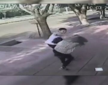 Brutal robo en Mendoza: la golpearon para sacarle la cartera