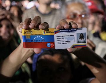 Militantes chavistas exhibel el Carnet de la Patria que les daban tras votar