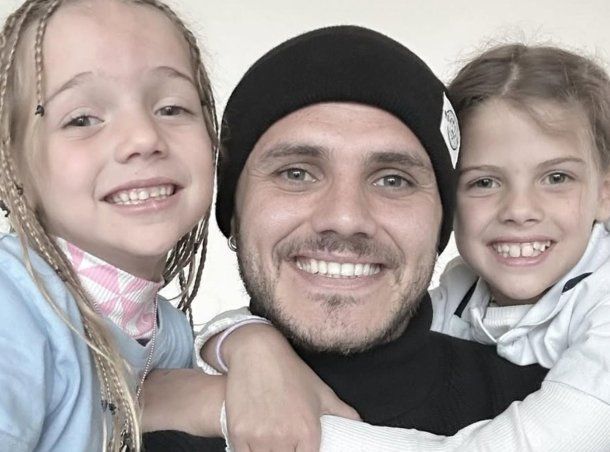 Mauro Icardi, junto a sus hijas Francesca e Isabella.