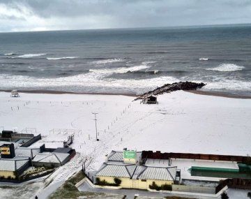 Nieve en Miramar: impactantes imágenes de las playas teñidas de blanco
