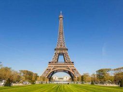 Geniales respuestas a una pareja que no se pudo sacar una foto en la Torre Eiffel