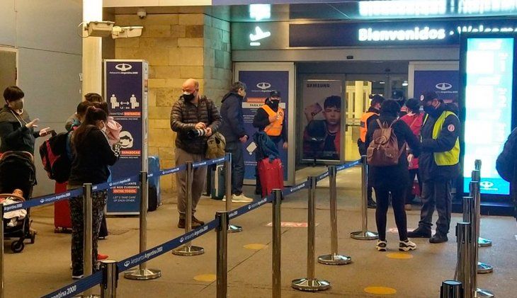 Quiénes son y qué deben presentar los extranjeros no vacunados que pueden entrar al país