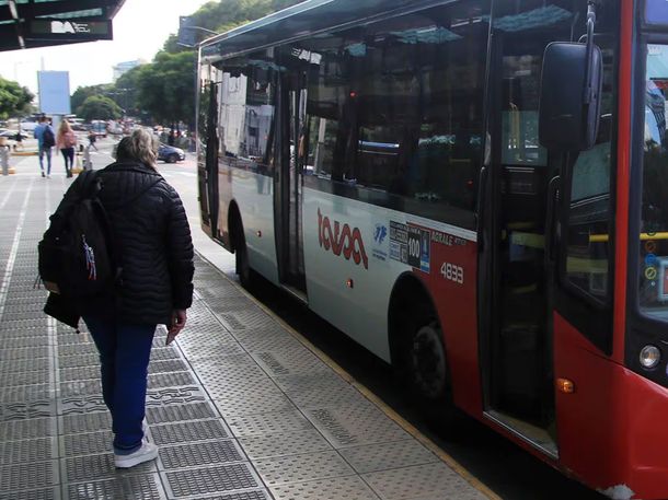 Colectivos con la leyenda Las Islas Malvinas son argentinas