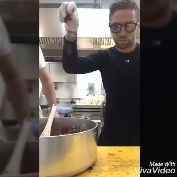 A lo Salt Bae: el Papu Gómez cocina un pulpo y se vuelve viral en Italia