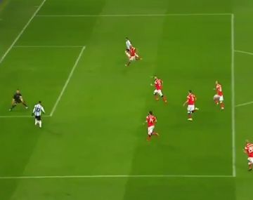 El Kun asistió y Messi hizo una genialidad: hubiese sido un golazo