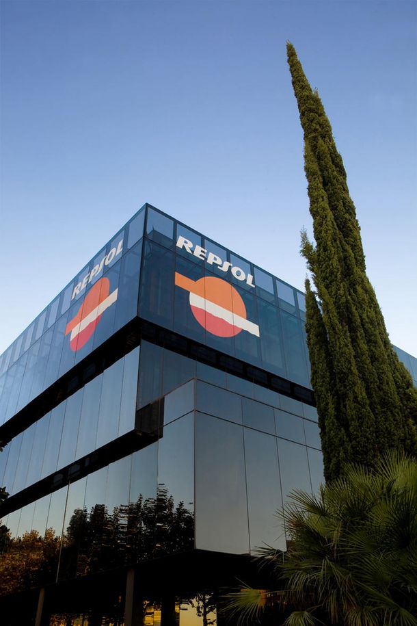 Multa millonaria para Repsol y otras petroleras por acordar precios de naftas
