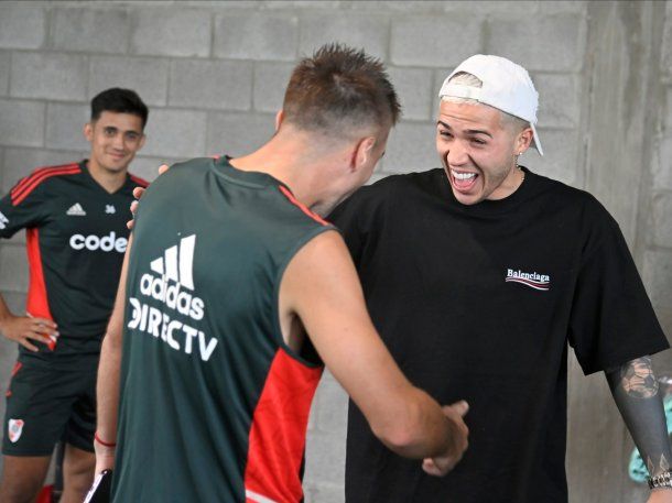 Enzo Fernández visitó el entrenamiento de River y se reencontró con sus ex compañeros
