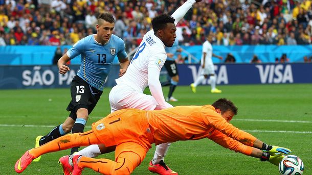 Con garra charrúa, Uruguay ganó 2 a 1 y dejó a Inglaterra con un pie afuera