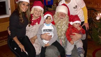 messi y antonella roccuzzo festejaron navidad pero mateo les arruino la foto messi y antonella roccuzzo festejaron navidad pero mateo les arruino la foto